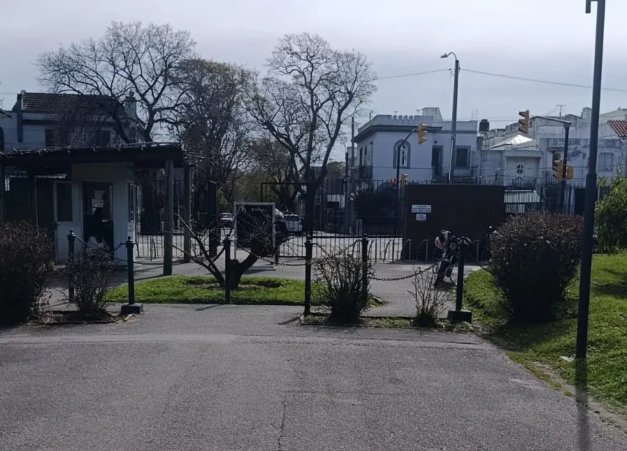 El acceso al Jardín: un pasillo central amplio detrás de la reja de entrada